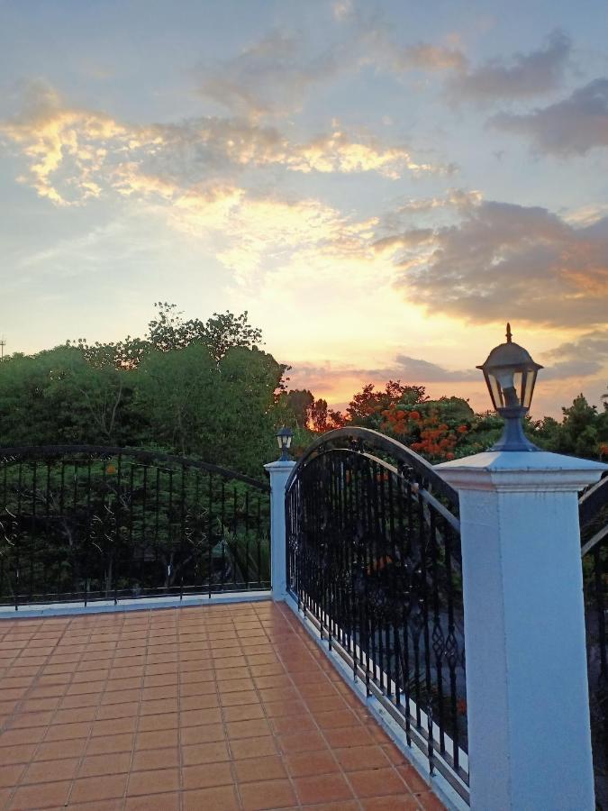 El Castillo Bed And Breakfast Angono ภายนอก รูปภาพ