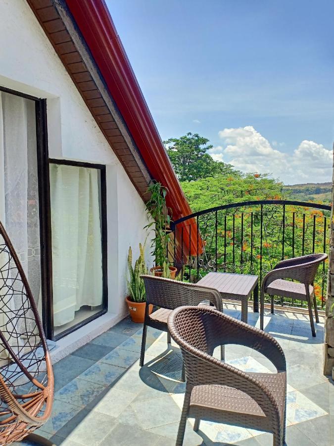 El Castillo Bed And Breakfast Angono ภายนอก รูปภาพ