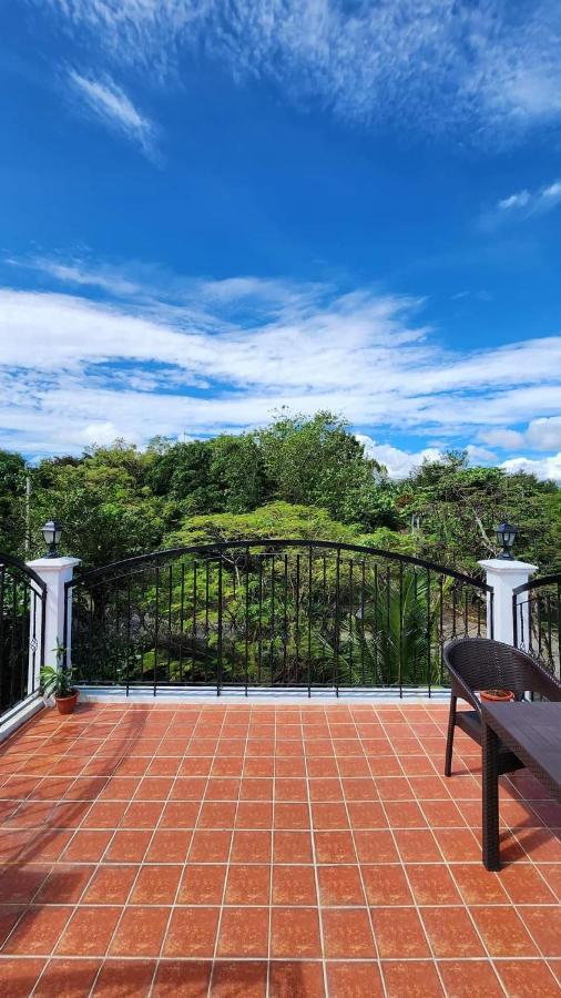 El Castillo Bed And Breakfast Angono ภายนอก รูปภาพ